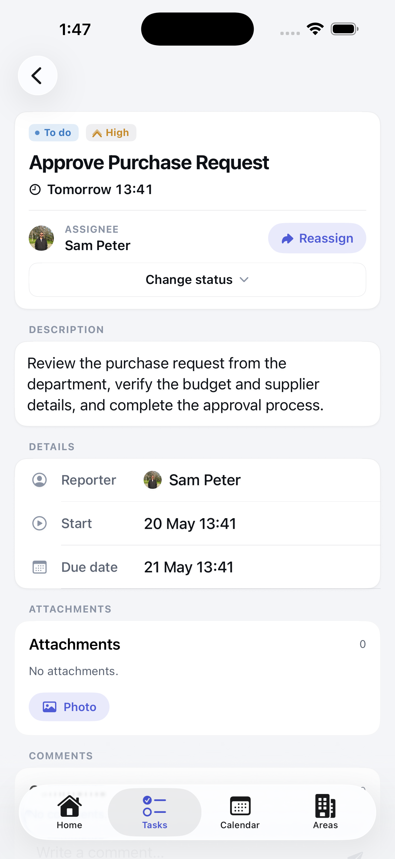 ComFlow approval task detail screen with priority, assignee, status, description, dates, attachments, and comments.